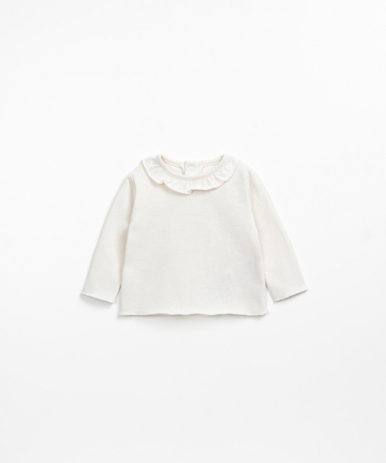 T-shirt with frill and opening on the back