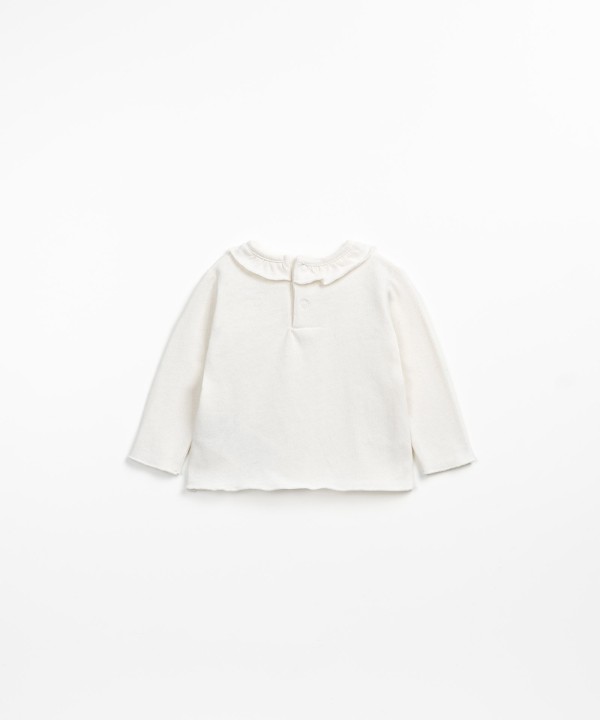 T-shirt com folho e abertura nas costas