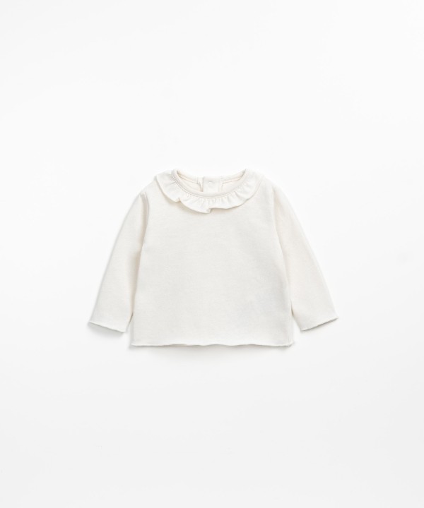 T-shirt com folho e abertura nas costas