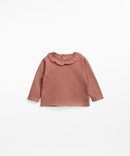 T-shirt com folho e abertura nas costas