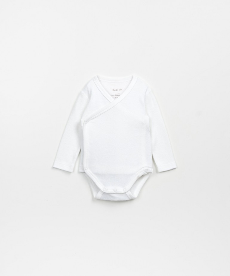 Double-breasted bodysuit in a mixture of organic cotton and recycled cotton.