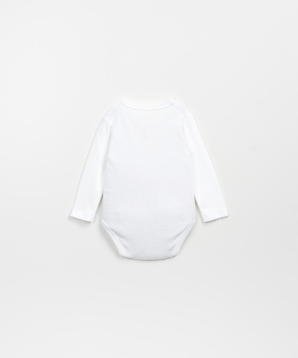 Double-breasted bodysuit in a mixture of organic cotton and recycled cotton.