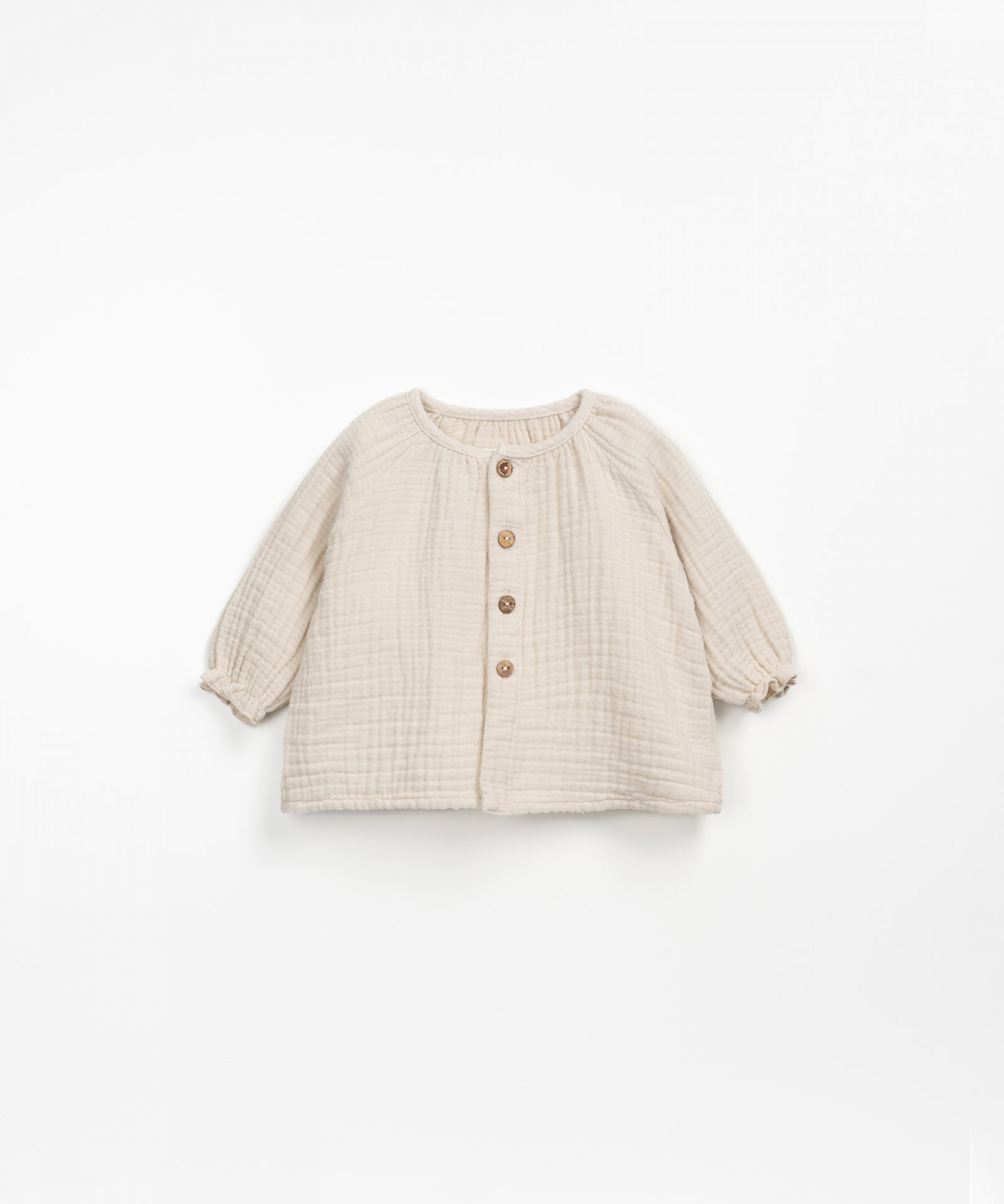 Woven shirt opening with coconut buttons | Wooden Memories