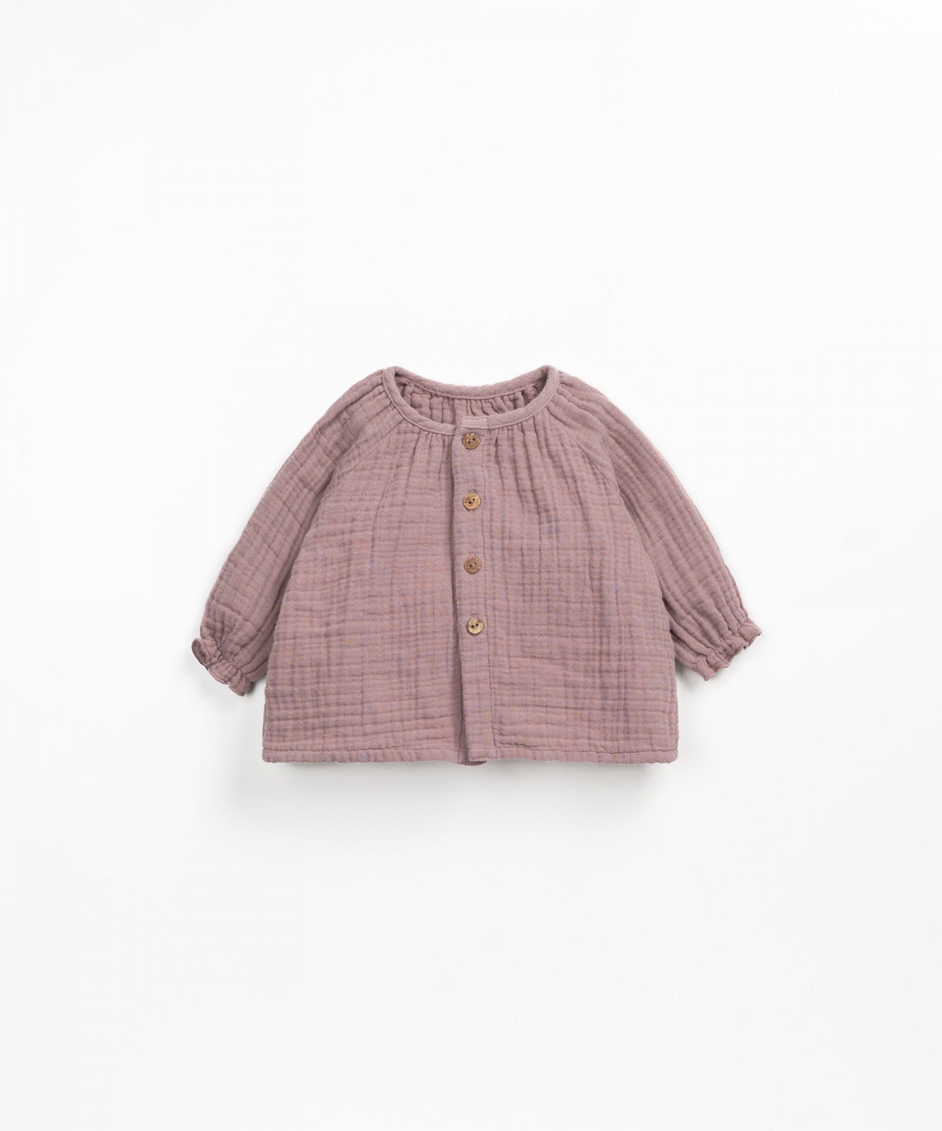 Woven shirt opening with coconut buttons | Wooden Memories