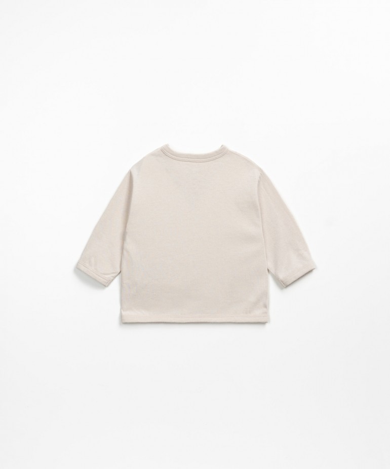 T-shirt con disegno sul davanti con apertura sulla spalla