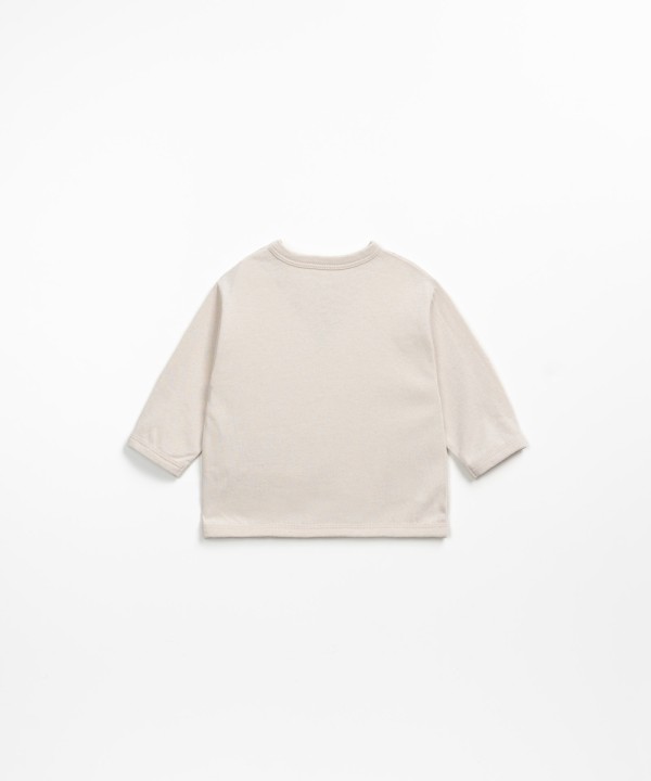 Camiseta con dibujo frontal y abertura en el hombro