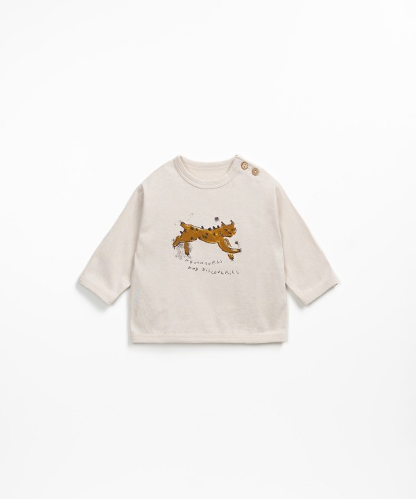 Camiseta con dibujo frontal y abertura en el hombro