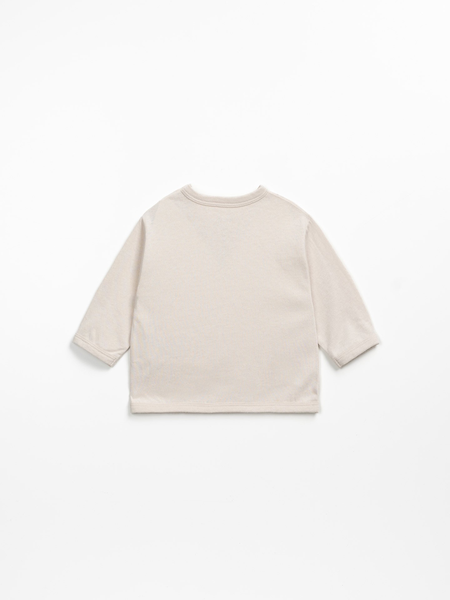 Camiseta con dibujo frontal y abertura en el hombro