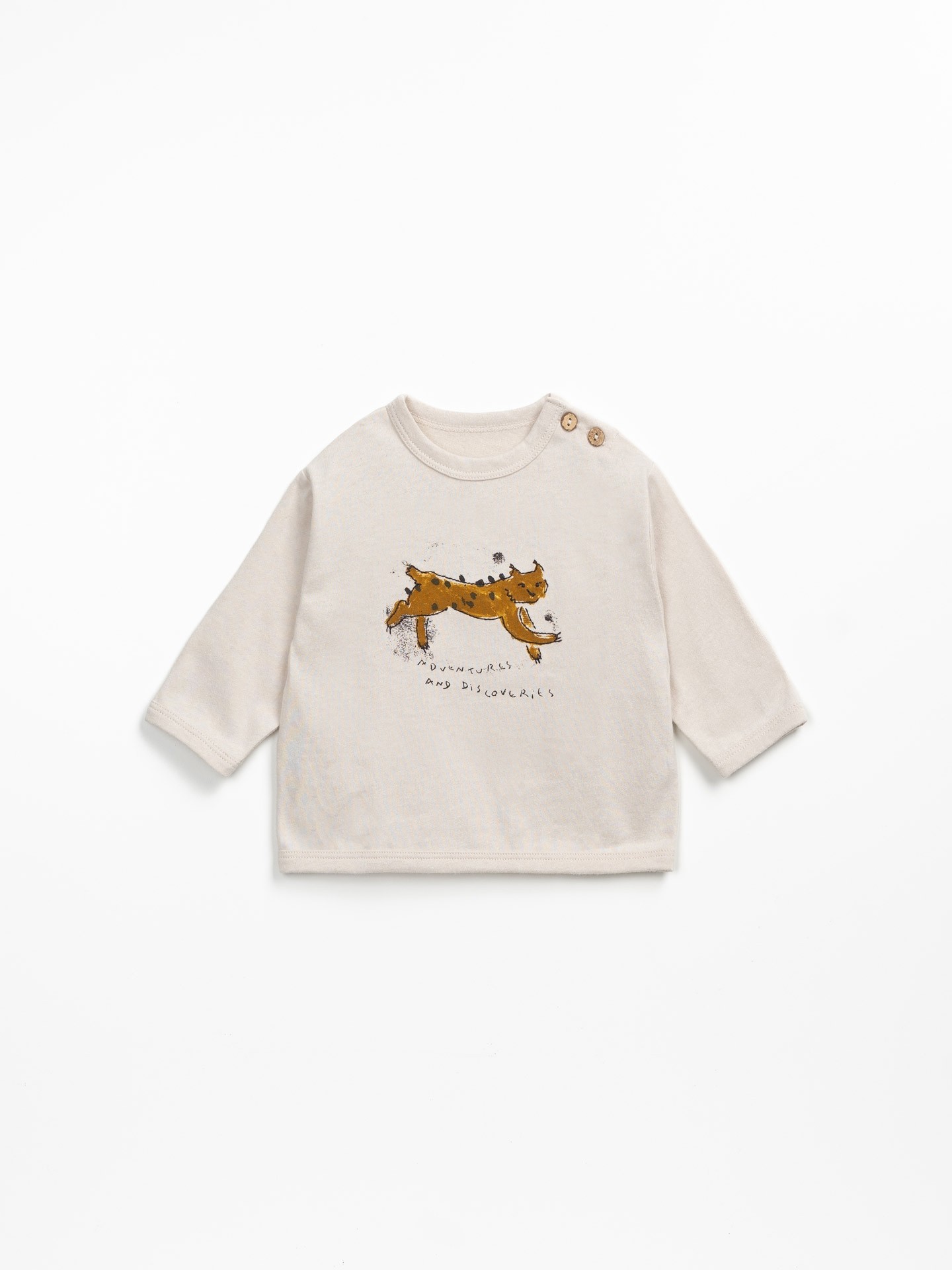 Camiseta con dibujo frontal y abertura en el hombro