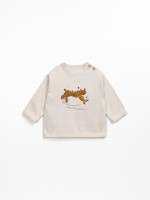 Camiseta con dibujo frontal y abertura en el hombro