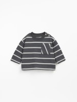 T-shirt �s riscas com bolso