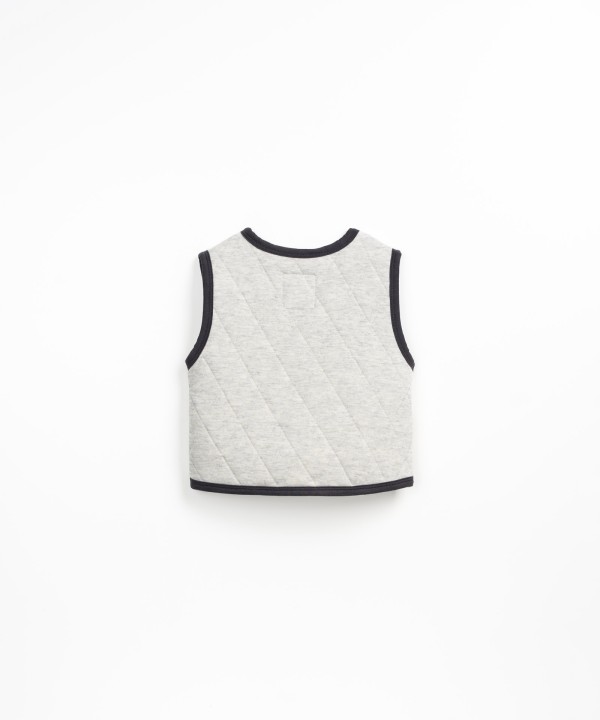 Colete acolchoado com fibras recicladas