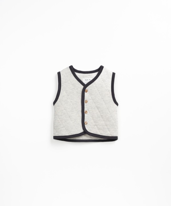 Colete acolchoado com fibras recicladas