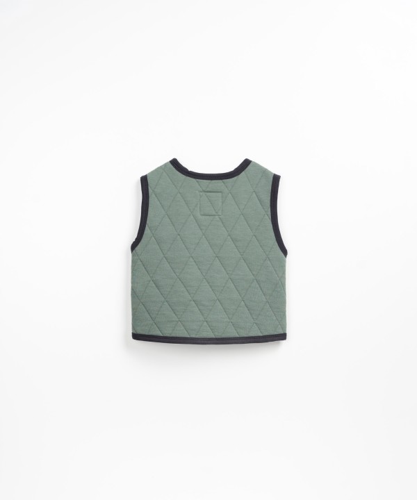 Colete acolchoado com fibras recicladas