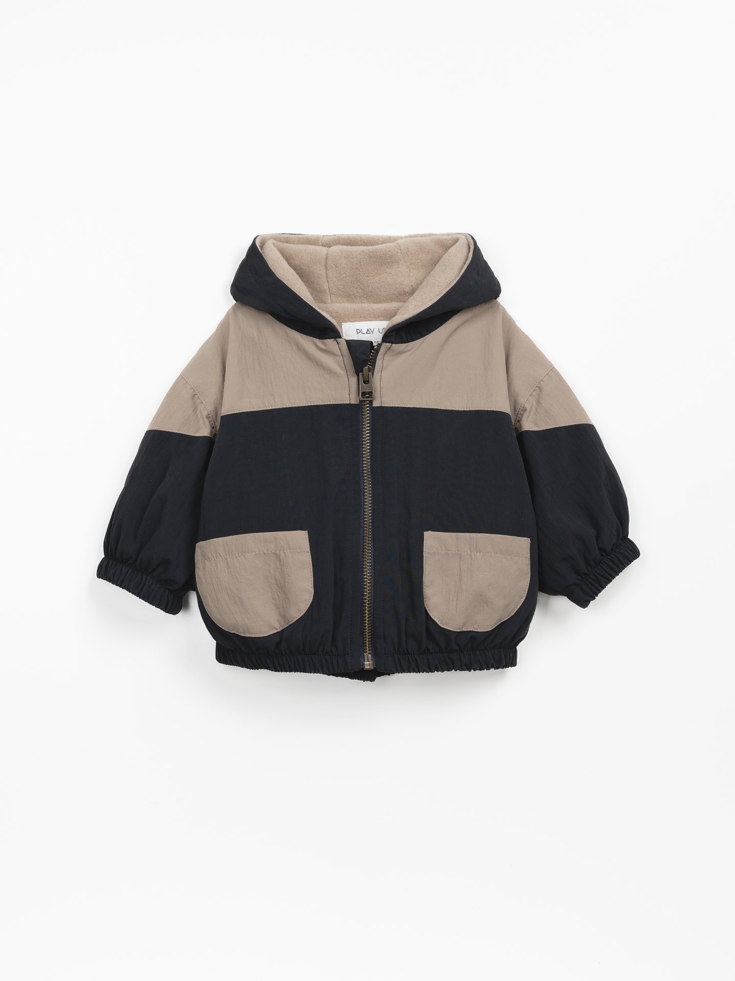 Casaco com forro de polar e acabamento impermeável