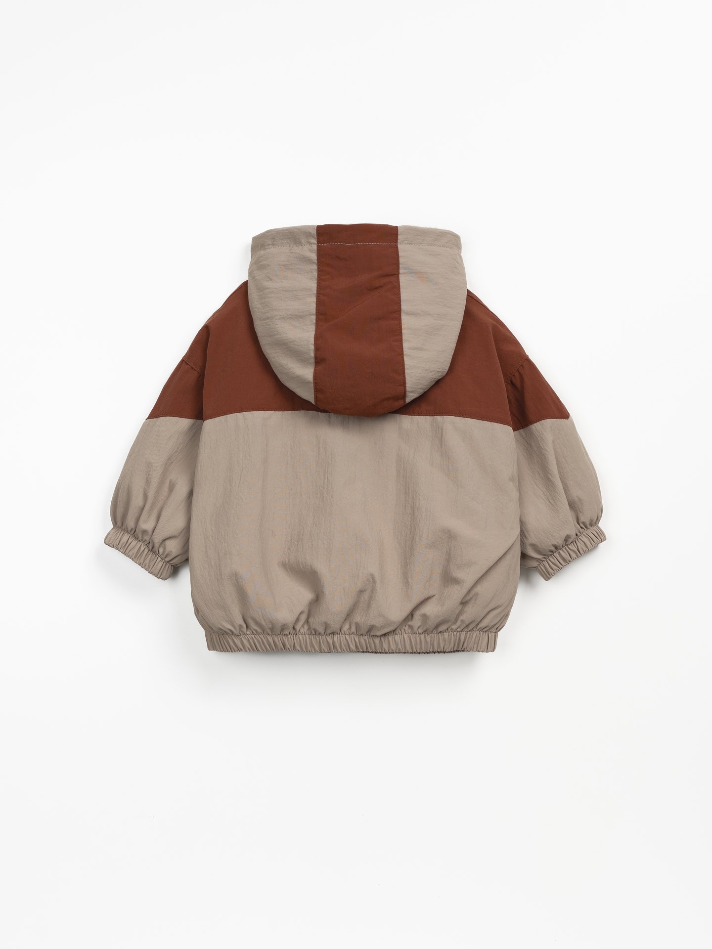 Casaco com forro de polar e acabamento impermeável