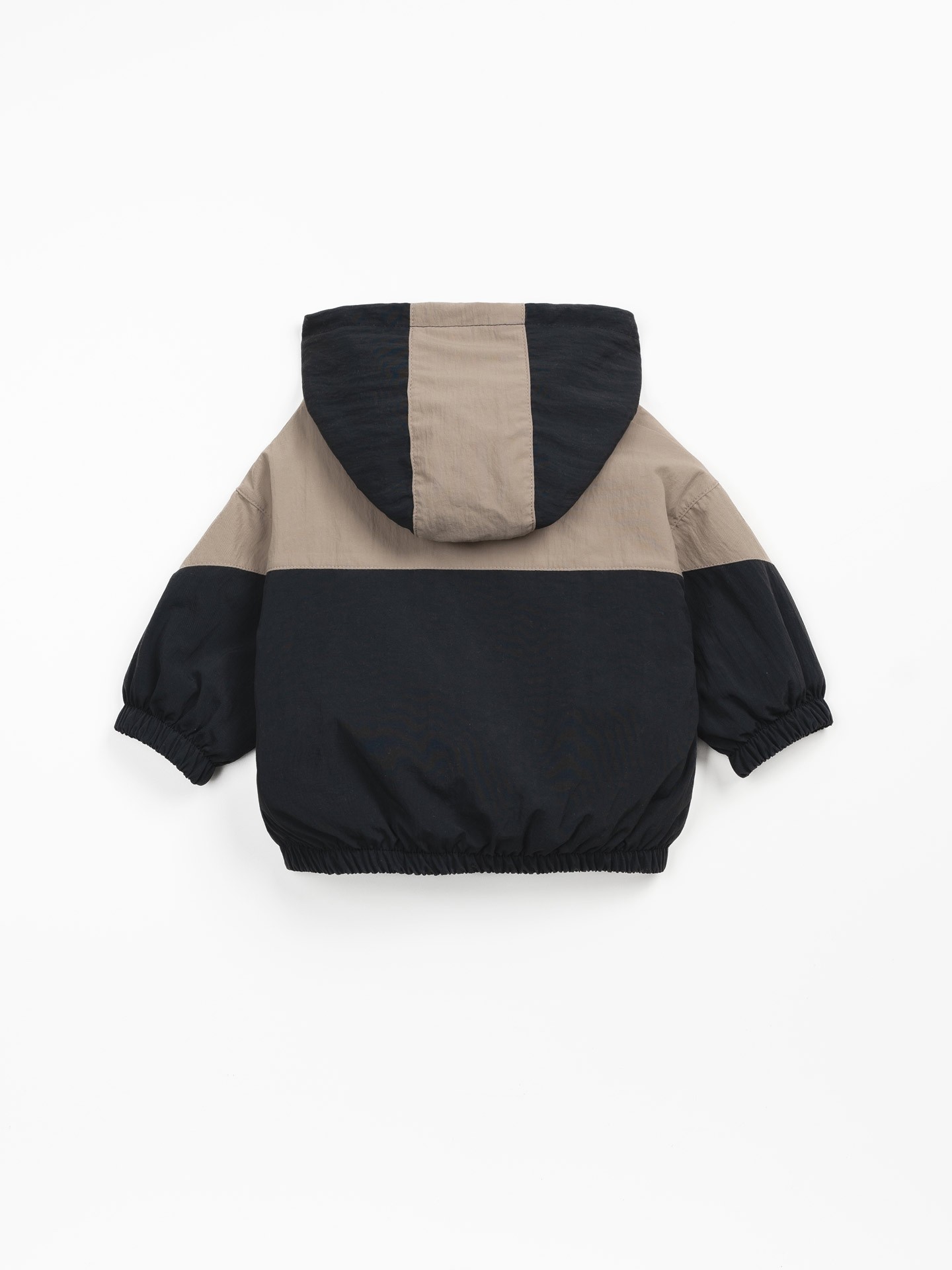 Casaco com forro de polar e acabamento impermeável