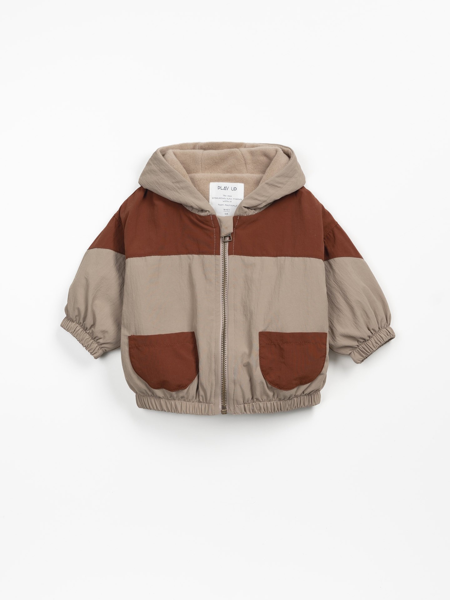 Casaco com forro de polar e acabamento impermeável