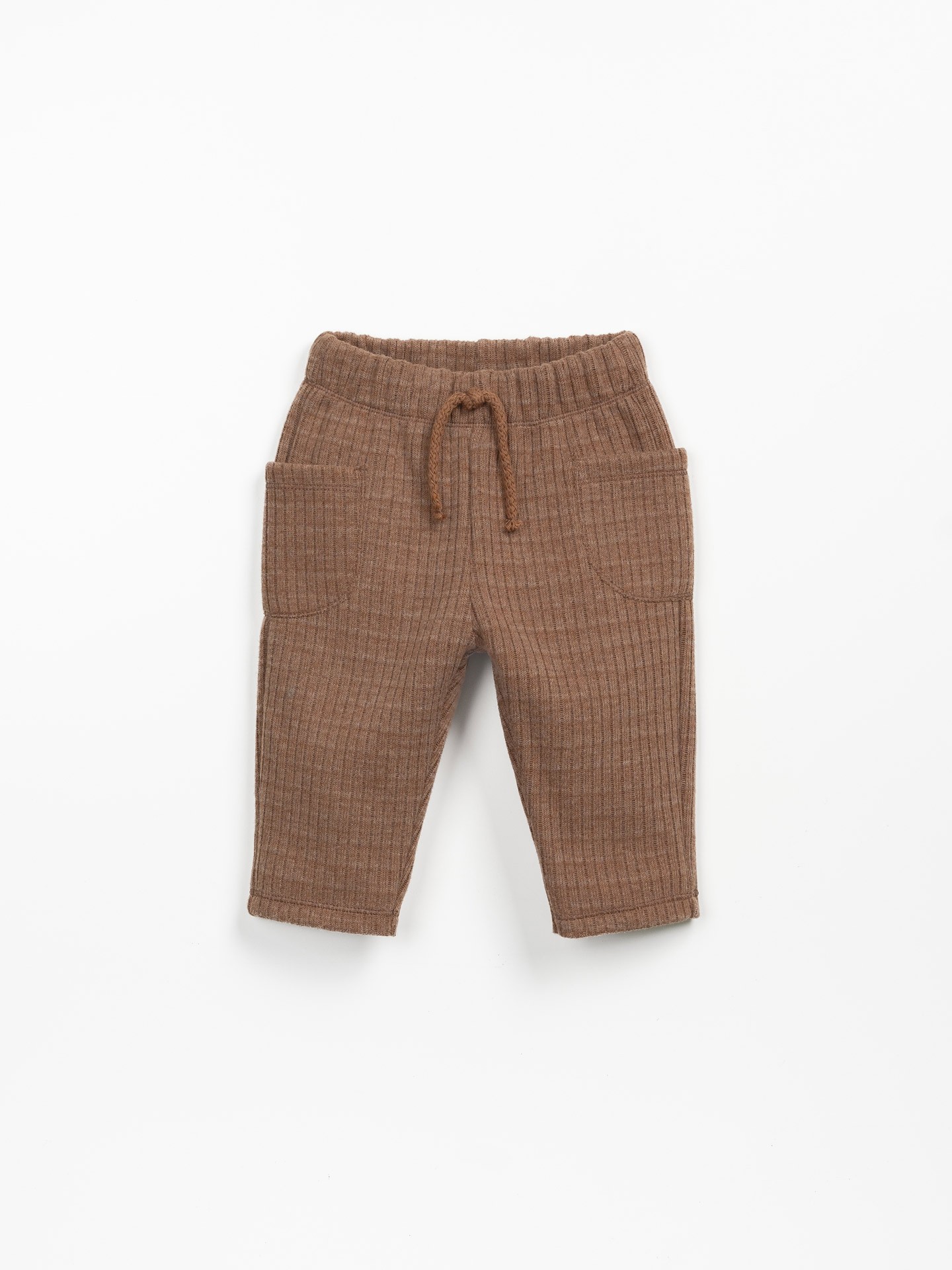 Calça com bolsos laterias