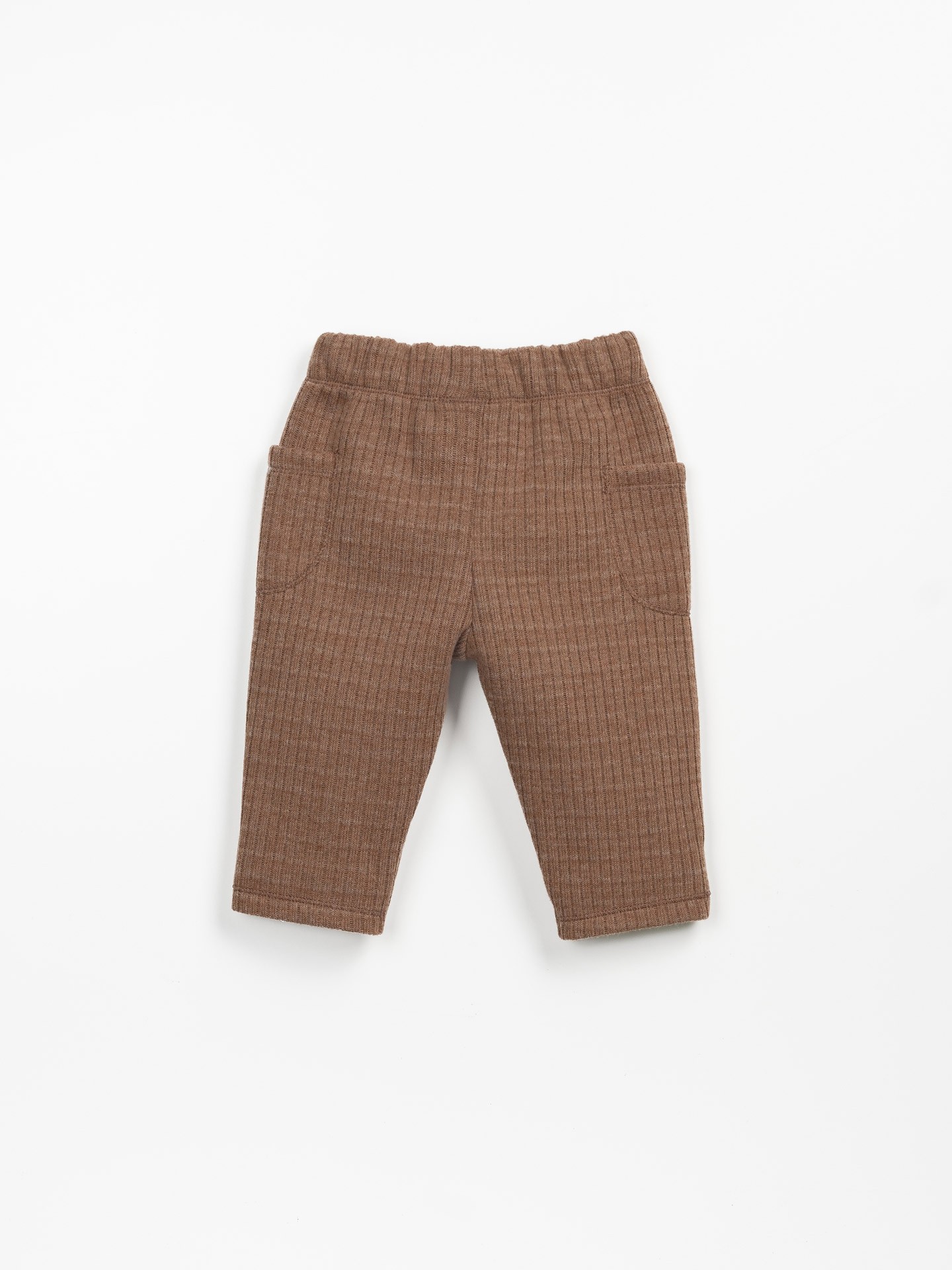 Calça com bolsos laterias