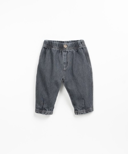 Pantalon en jean avec un bouton décoratif