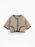 Veste en fourrure avec des boutons de coco Veste en fourrure avec des boutons de coco