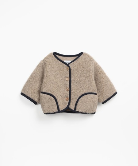 Veste en fourrure avec des boutons de coco