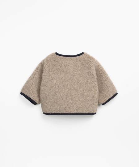 Veste en fourrure avec des boutons de coco