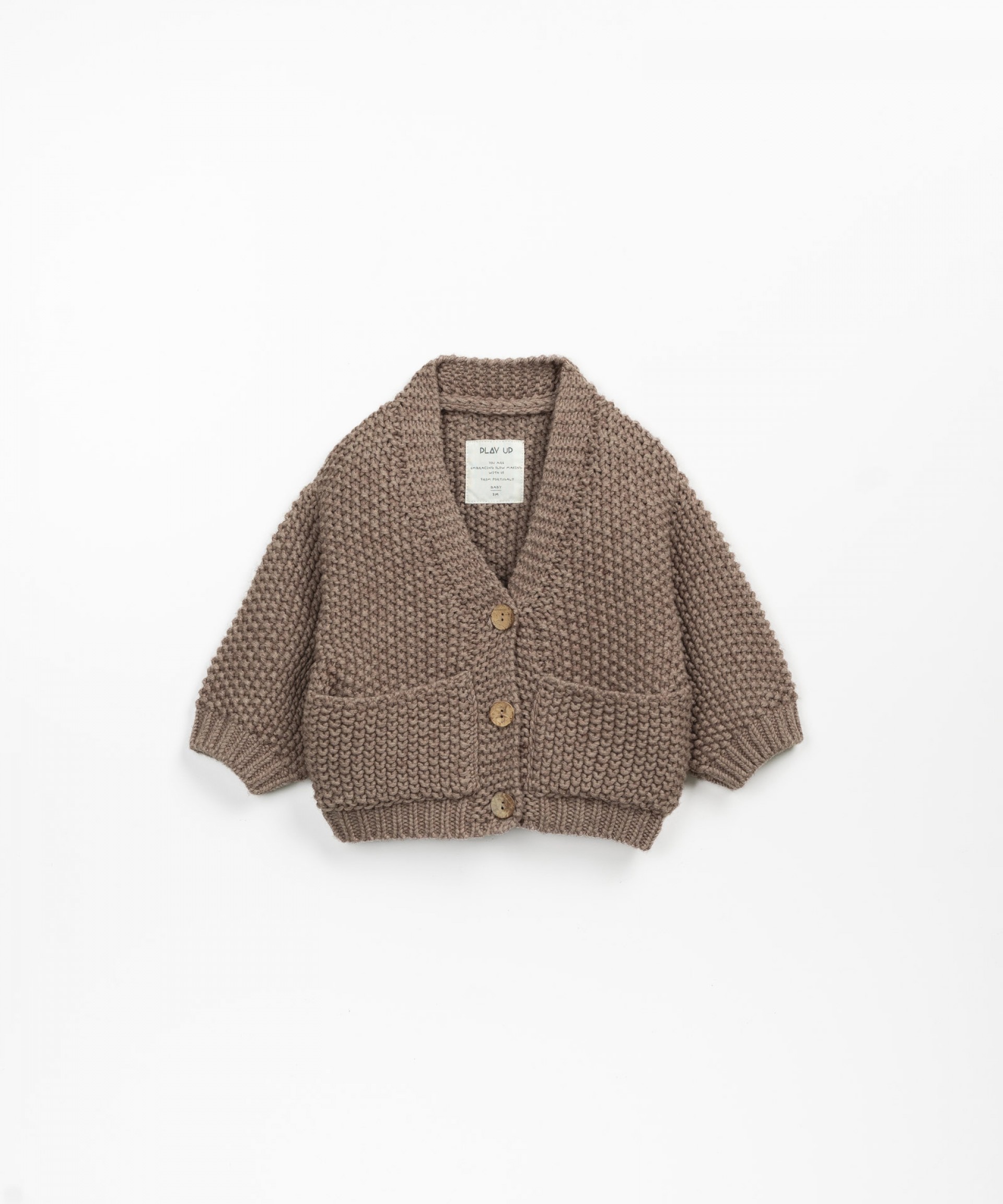 Knitted cardigan with coconut buttons | Wooden Memories