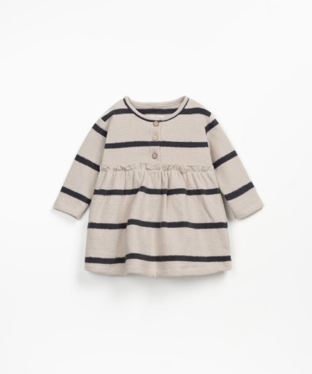 Robe � rayures et taille fronc�e