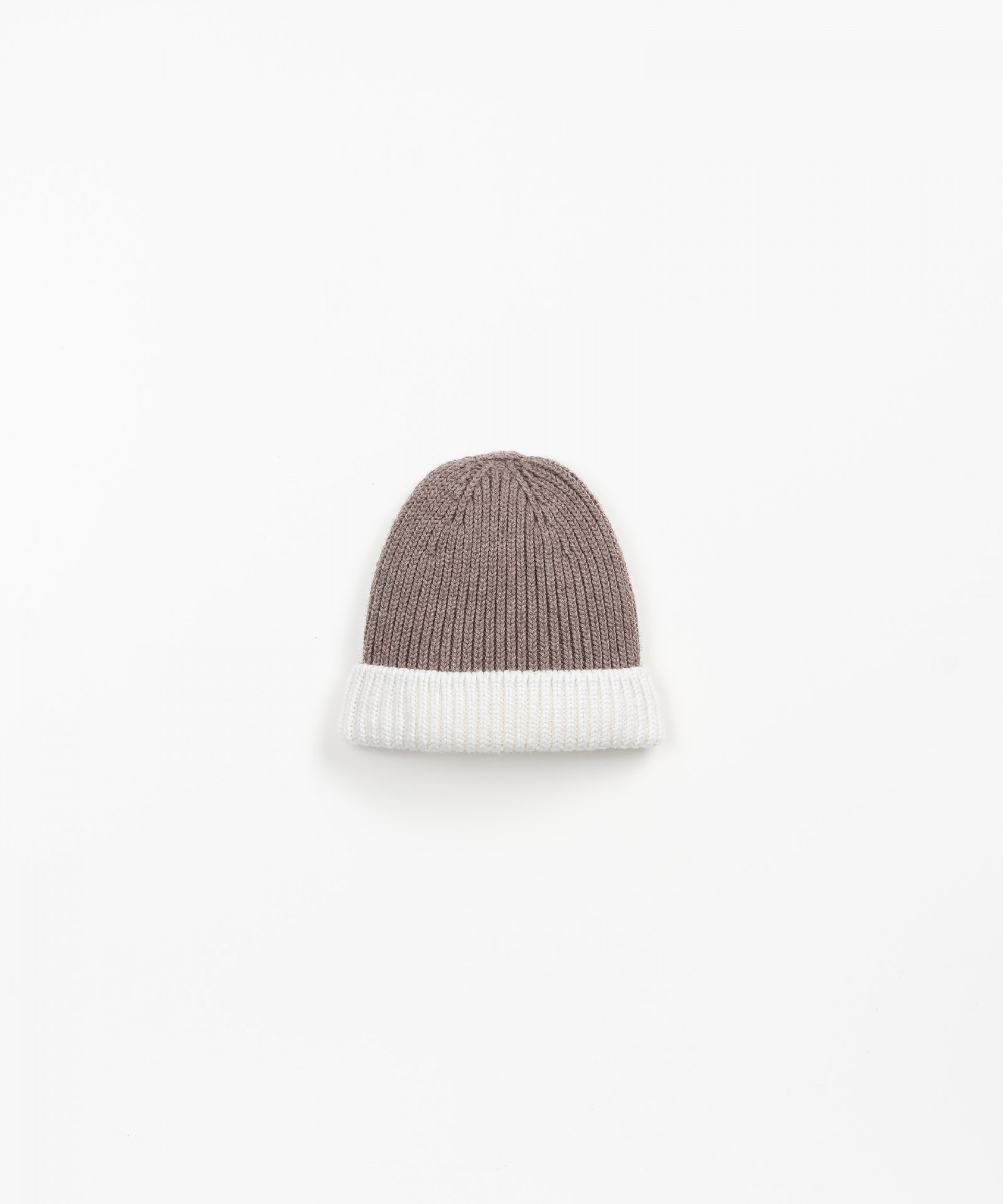  Knitted beanie with color contrast | Wooden Memories