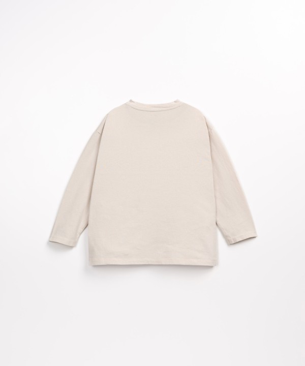 T-shirt en coton biologique et coton recycl� avec un dessin devant