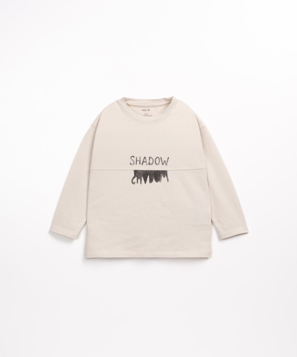 T-shirt en coton biologique et coton recycl� avec un dessin devant