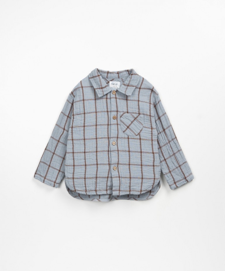 Woven shirt made from a mixture of organic cotton and recycled cotton