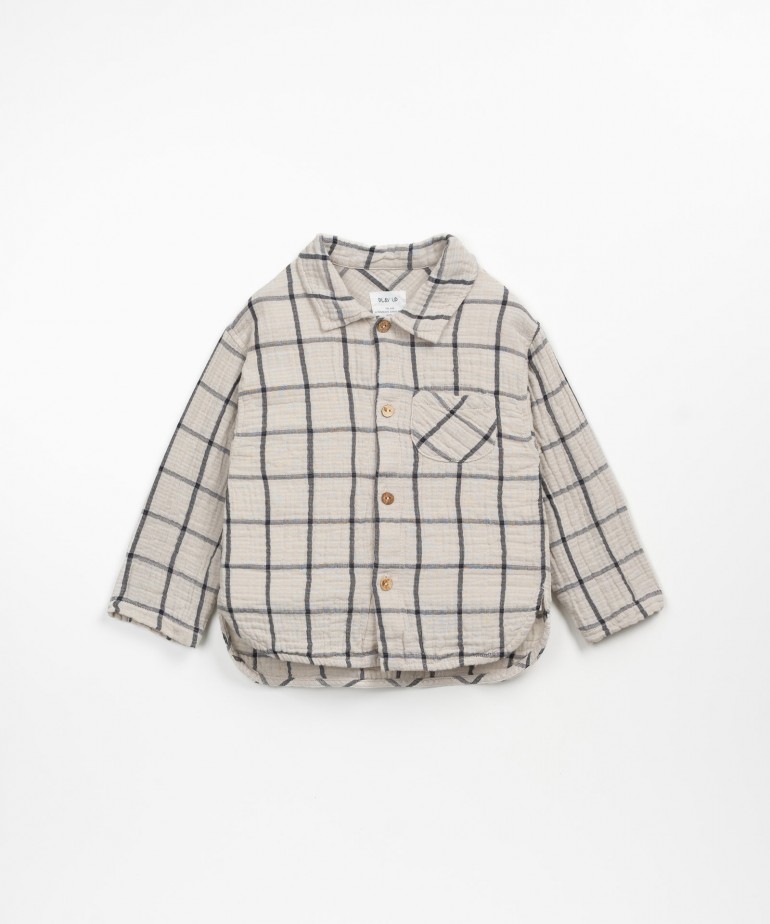 Woven shirt made from a mixture of organic cotton and recycled cotton