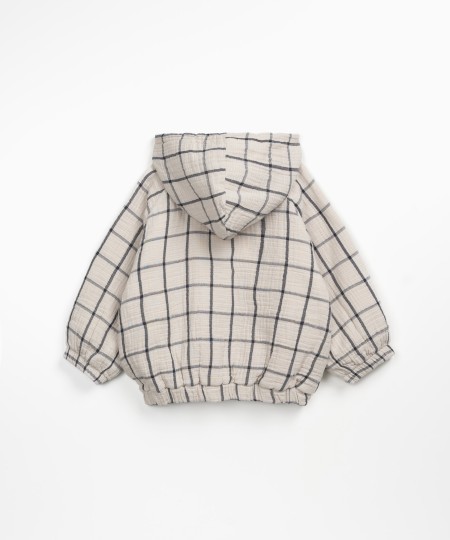 Woven jacket with pockets