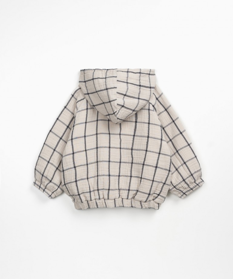 Woven jacket with pockets