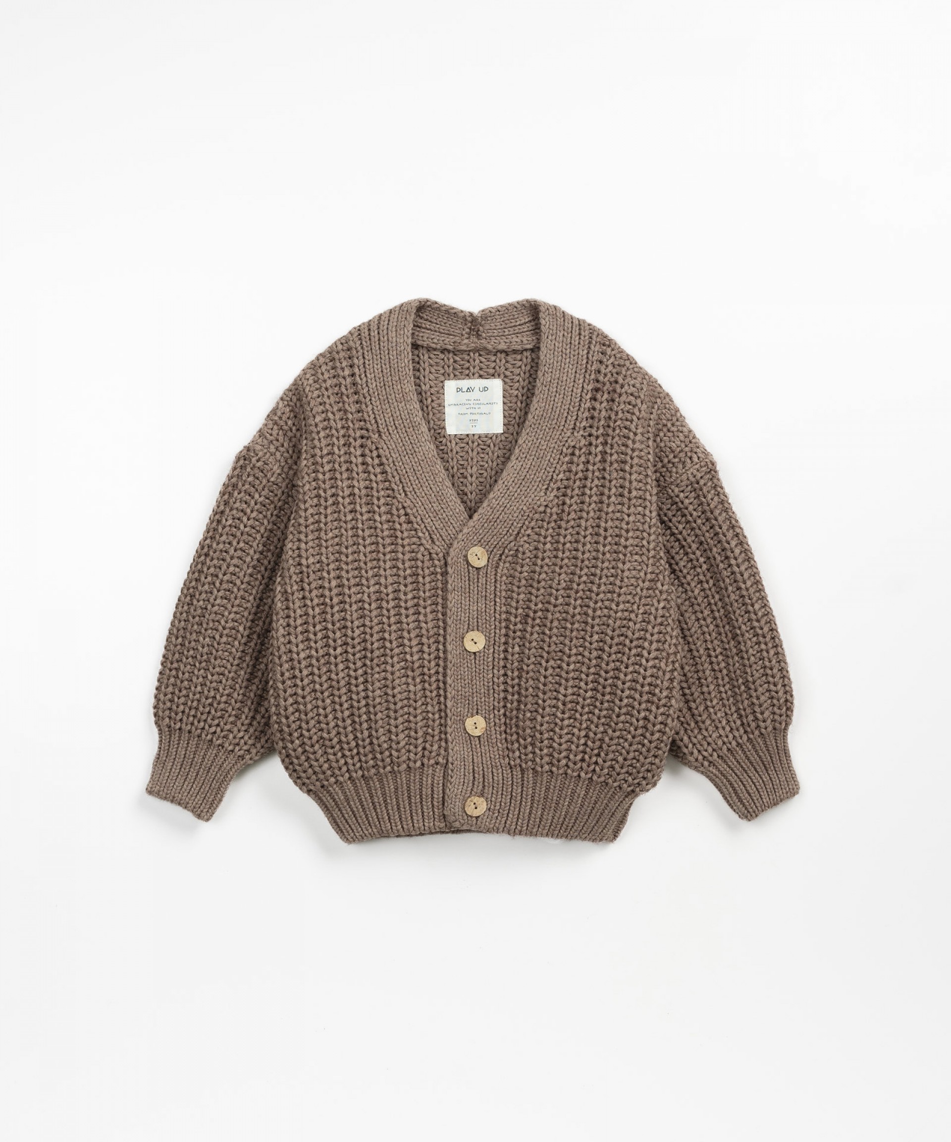 Knitted cardigan with coconut buttons opening | Wooden Memories