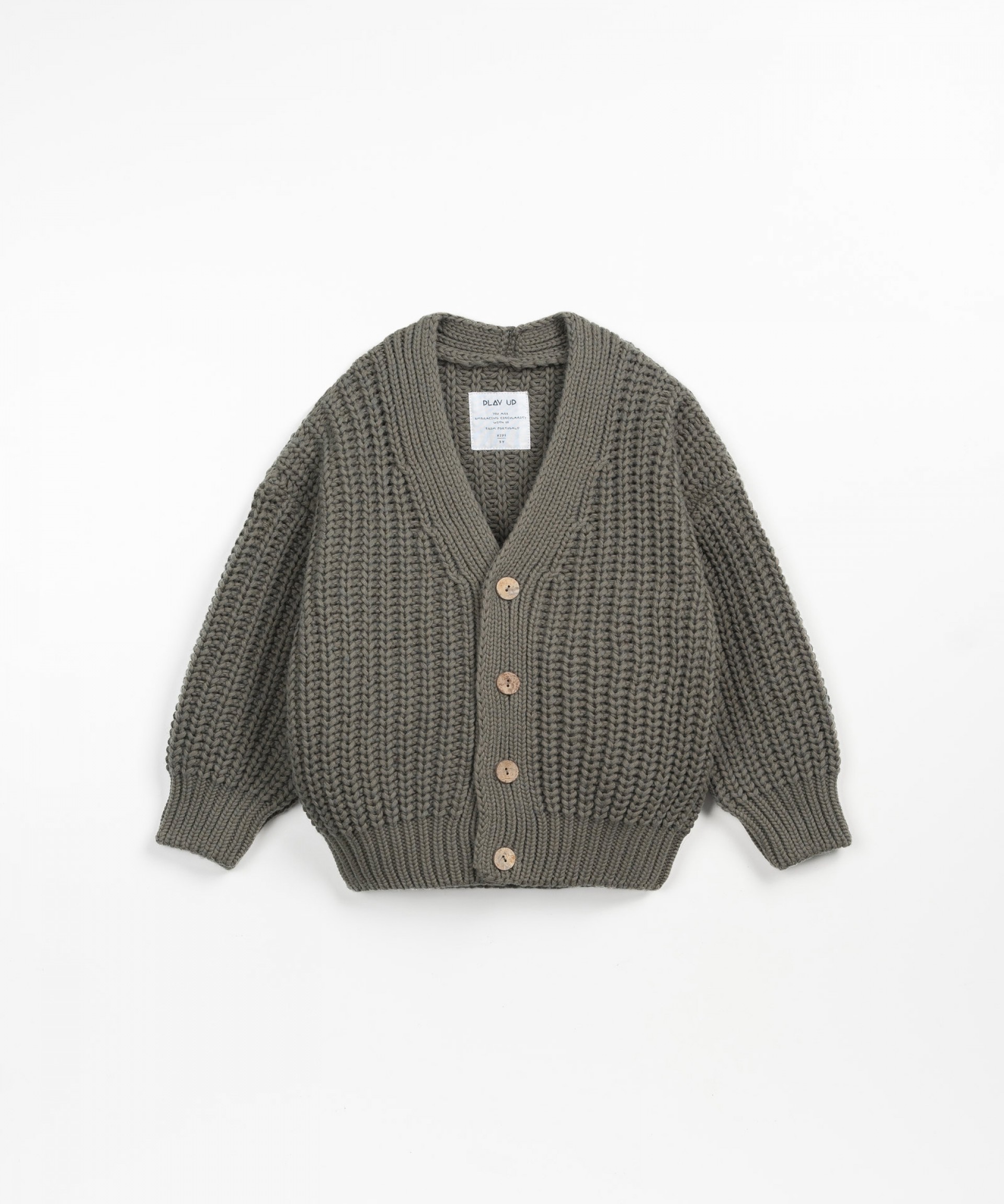 Cardigan en tricot avec ouverture par des boutons en coco | Wooden Memories