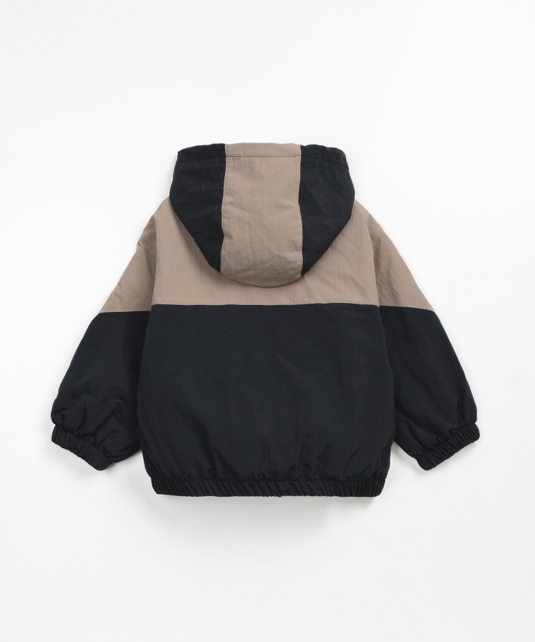 Giacca impermeabile con dettaglio di contrasto cromatico