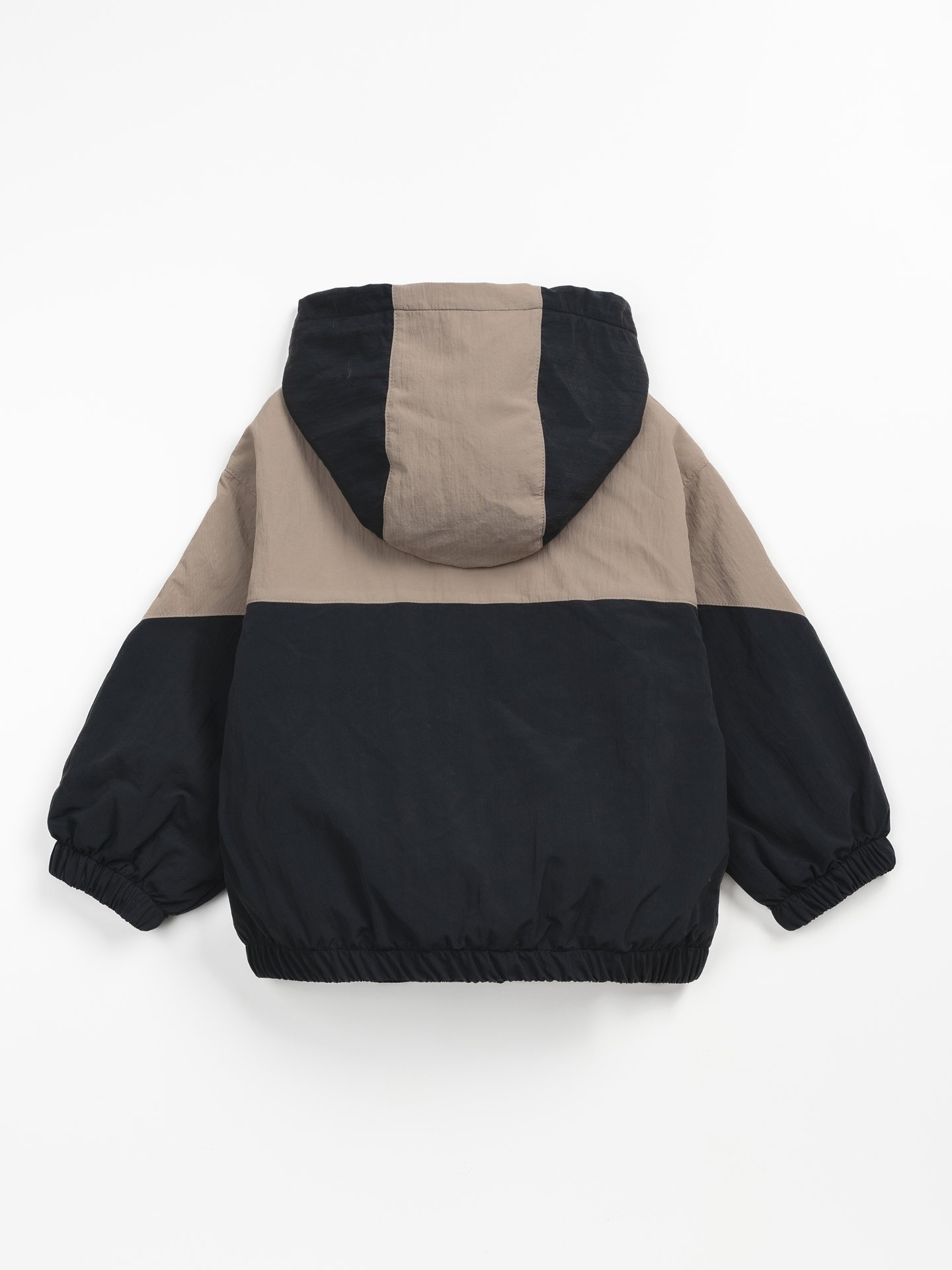 Parka imperméable avec un détail de contraste de couleur