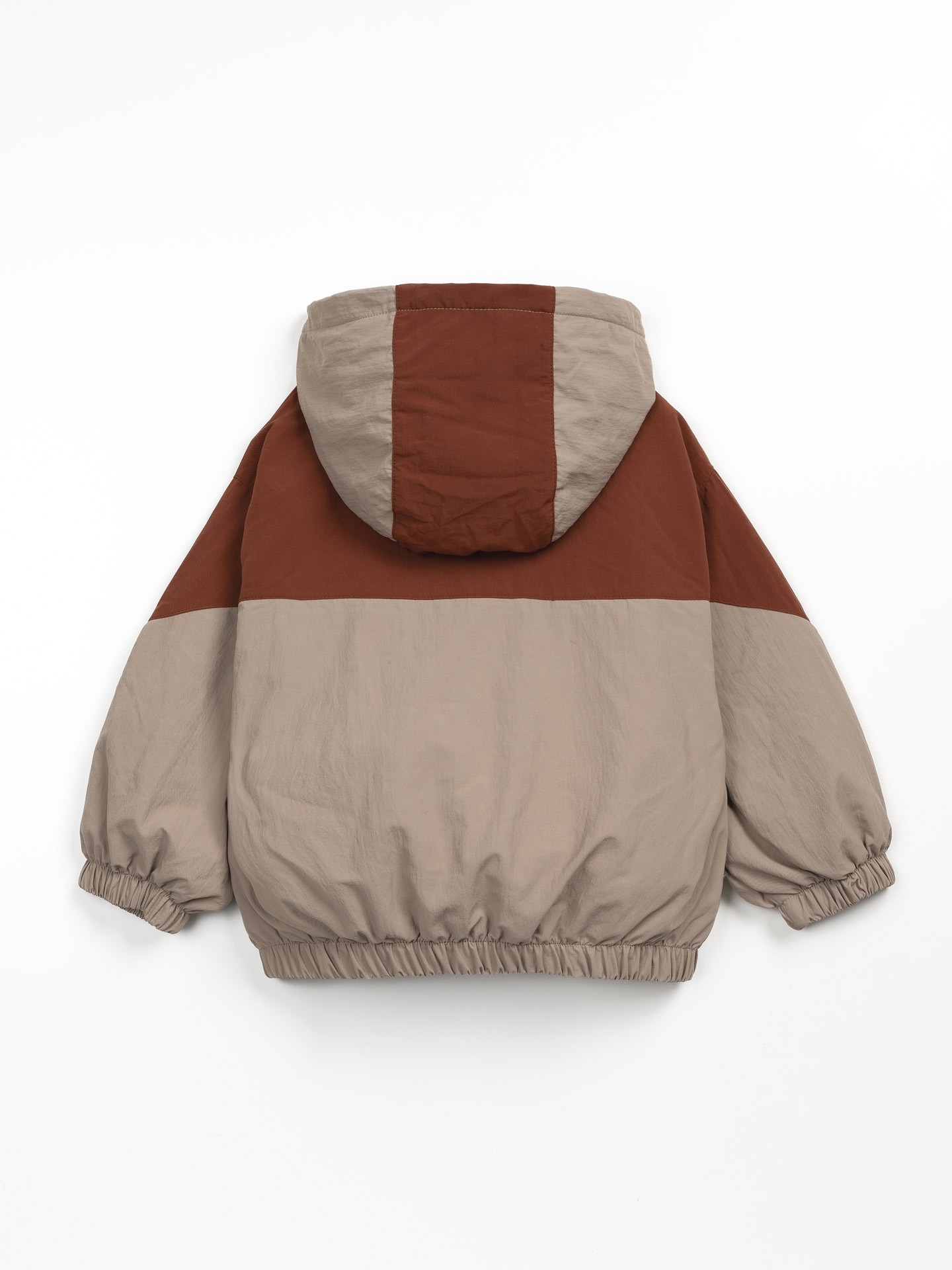 Parka imperméable avec un détail de contraste de couleur