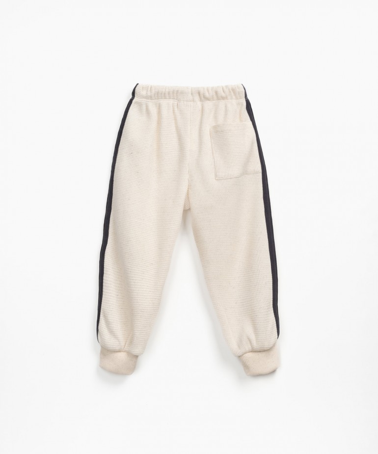 Pantaloni in maglia con trama e spacchetto laterale