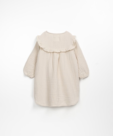 Vestido de tecido com botões de coco