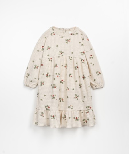 Vestido con volante en el bajo