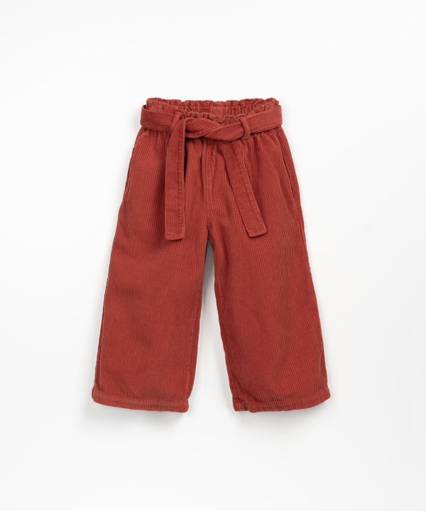 Calça em bombazine com bolsos