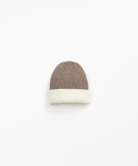 Knitted beanie with color contrast