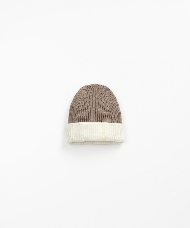 Knitted beanie with color contrast