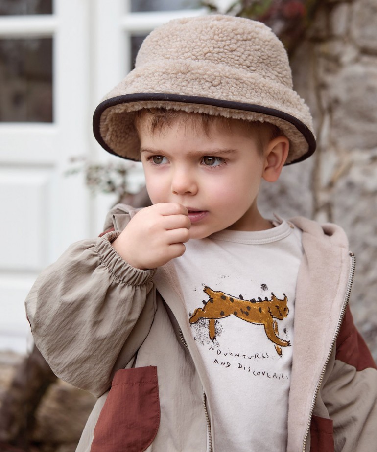 T-shirt con disegno sul davanti con apertura sulla spalla