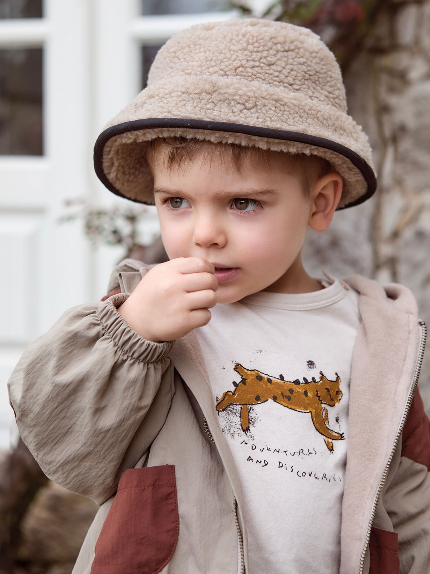 Camiseta con dibujo frontal y abertura en el hombro